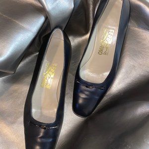 Fabulous Ferragamo Classy Navy Leather Pumps Ladies sz 9